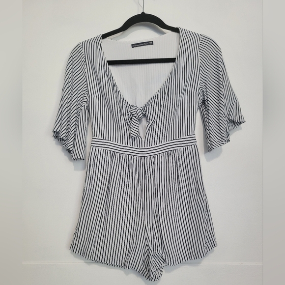 Abercrombie and Fitch Striped Tie Front Romper Size XXSP - Picture 1 of 9